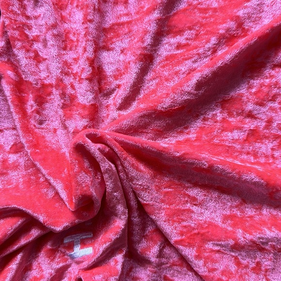 Velvety Kith , short dress with slit on side - Picture 5 of 5